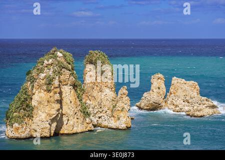 Das typische Nahaufnahme-Reisefoto der Faraglioni di Scopello. Dieses Bild zeigt die drei majestätischen Kalksteinfelder aufsteigenden Dramatten Stockfoto