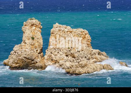 Das typische Nahaufnahme-Reisefoto der Faraglioni di Scopello. Dieses Bild zeigt die drei majestätischen Kalksteinfelder aufsteigenden Dramatten Stockfoto
