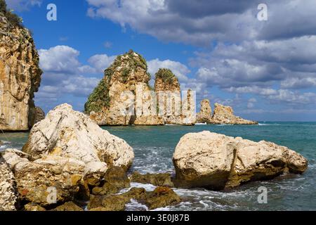 Das typische Nahaufnahme-Reisefoto der Faraglioni di Scopello. Dieses Bild zeigt die drei majestätischen Kalksteinfelder aufsteigenden Dramatten Stockfoto