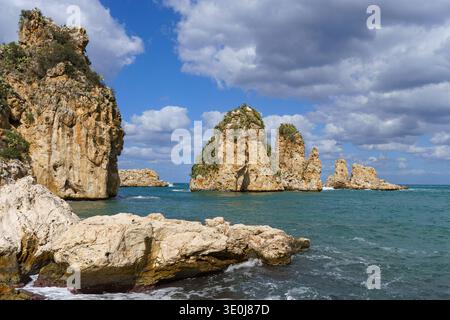 Das typische Nahaufnahme-Reisefoto der Faraglioni di Scopello. Dieses Bild zeigt die drei majestätischen Kalksteinfelder aufsteigenden Dramatten Stockfoto