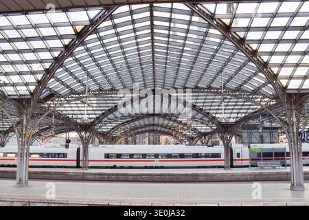 Köln, Deutschland, 14. Mai 2018. Blick auf den Kölner Hauptbahnhof, mit dem Kölner Dom im Hintergrund. Quelle: Vuk Valcic/Alamy Stockfoto