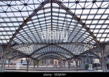 Köln, Deutschland, 14. Mai 2018. Blick auf den Kölner Hauptbahnhof, mit dem Kölner Dom im Hintergrund. Quelle: Vuk Valcic/Alamy Stockfoto