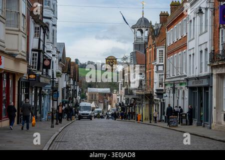 Die historische Kopfsteinpflasterstraße im Stadtzentrum von Guildford, Surrey, England, Großbritannien Stockfoto