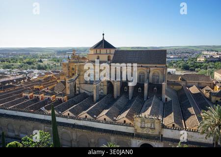 Blick auf die Mezquita-Catedral de Córdoba vom Glockenturm in Cordoba, Spanien Stockfoto