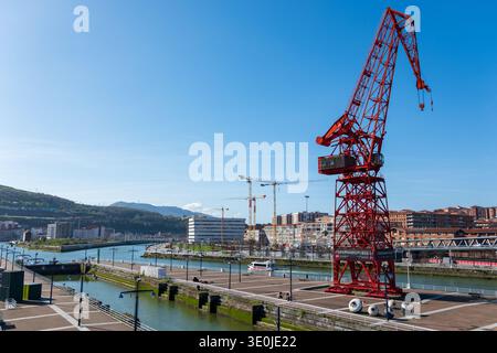 Bilbao Spanien 12 03 2026 Blick auf den historischen Carola Crane neben dem Museum am Ufer des Flusses Nervión Stockfoto
