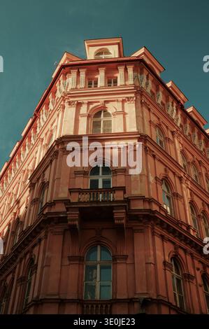 Elegante historische Gebäudefassade im warmen Abendlicht im Stadtzentrum von Prag, Tschechien. Stockfoto