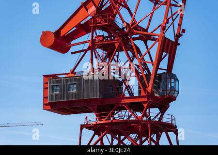 Bilbao Spanien 12 03 2026 Blick auf den historischen Carola Crane neben dem Museum am Ufer des Flusses Nervión Stockfoto