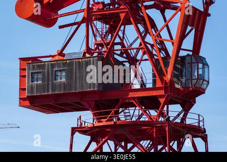 Bilbao Spanien 12 03 2026 Blick auf den historischen Carola Crane neben dem Museum am Ufer des Flusses Nervión Stockfoto