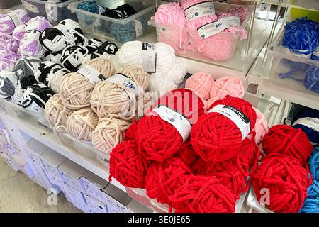 Bar, Montenegro, 5. März 2026, bunte Knäuel aus Wollgarn zum Stricken im Regal im Fachgeschäft Stockfoto