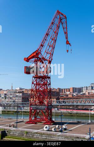 Bilbao Spanien 12 03 2026 Blick auf den historischen Carola Crane neben dem Museum am Ufer des Flusses Nervión Stockfoto