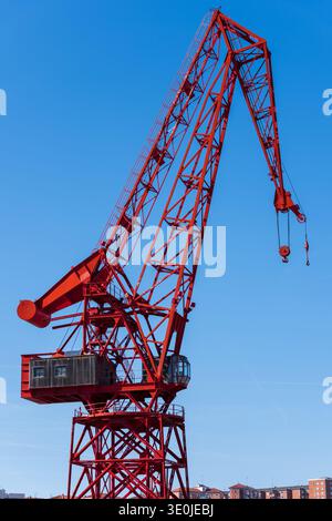 Bilbao Spanien 12 03 2026 Blick auf den historischen Carola Crane neben dem Museum am Ufer des Flusses Nervión Stockfoto