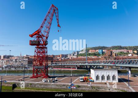 Bilbao Spanien 12 03 2026 Blick auf den historischen Carola Crane neben dem Museum am Ufer des Flusses Nervión Stockfoto