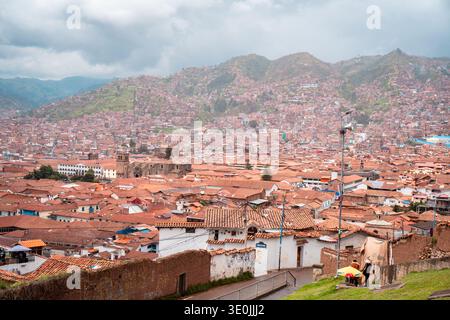 Panoramablick auf Cusco, Peru vom Aussichtspunkt San Cristobal Stockfoto