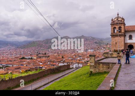 Panoramablick auf Cusco, Peru vom Aussichtspunkt San Cristobal Stockfoto