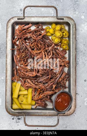 Geräuchertes, geriebenes Brisket mit Grillsauce und eingelegtem Gemüse, flaches Banner für amerikanische Grillgerichte. Stockfoto