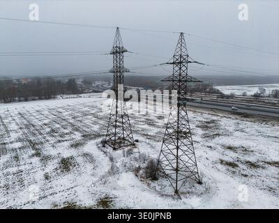 Drohnenansicht Hochspannungs-Strommasten in der Winterlandschaft, Tallinn Stockfoto