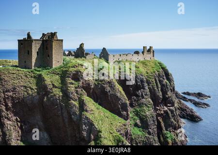 Die Ruinen von Dunnottar Castle thronten dramatisch auf den Klippen über der Nordsee, Stonehaven, Aberdeenshire, Schottland, Großbritannien Stockfoto