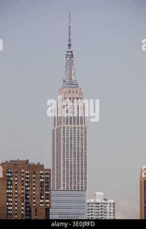 Empire State Building Art déco-Turm und Turm vor klarem blauem Himmel, Midtown Manhattan, New York City, USA Stockfoto