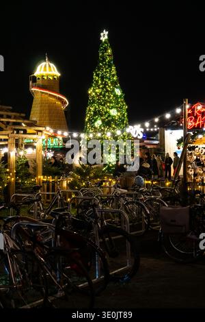 Cambridge Christmas Fair bei Nacht mit beleuchtetem Baum und festlicher Dekoration Stockfoto