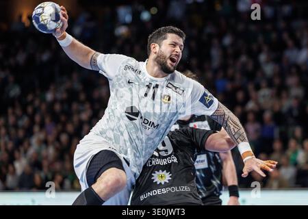 Berlin, Deutschland. März 2026. Handball, Herren: Champions League, Füchse Berlin - HBC Nantes, Gruppenphase, Gruppe A, Spieltag 14, Max-Schmeling-Halle. Nicolas Tournat (HBC Nantes) wirft den Ball ins Tor. Darlegung: Andreas Gora/dpa/Alamy Live News Stockfoto