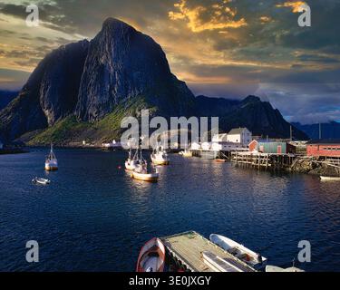 NEIN - NORDLAND/LOFOTEN-INSELN: Hamnøy Dorf am Vestfjord, dem ältesten und malerischsten Fischerhafen der Lofoten-Inseln, Norwegen Stockfoto