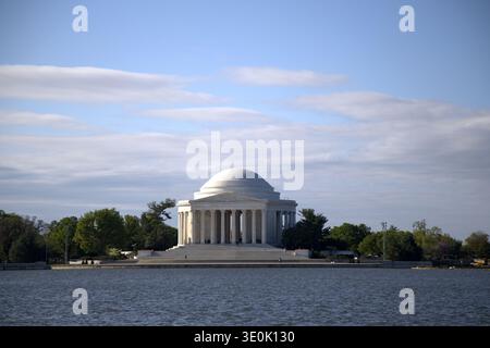 Washington, D.C., USA - 1. April 2025: Ein Weitwinkelblick auf das Thomas Jefferson Memorial, ein neoklassizistisches Denkmal im East Potomac Park auf t Stockfoto