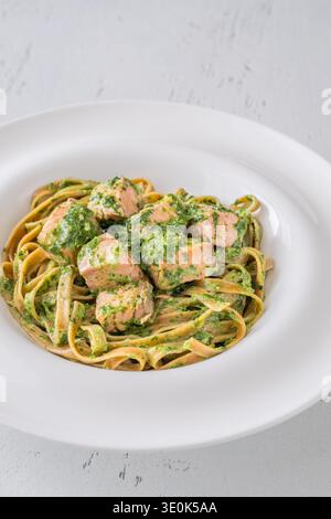 Gesunde Pasta mit Lachsspinat und cremiger Sauce, serviert bei hellem Tageslicht Stockfoto