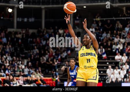 LYON-VILLEURBANNE, FRANKREICH - 12. MÄRZ: Daniela Gonzalez (19. MÄRZ) schießt den Ball während des Qualifikationsturniers der FIBA Frauen-Weltmeisterschaft zwischen Kolumbien (COL) und Frankreich (FRA) am 2. Spieltag des Qualifikationsturniers der FIBA Frauen-Weltmeisterschaft am 12. März 2026 in Lyon-Villeurbanne. Stockfoto