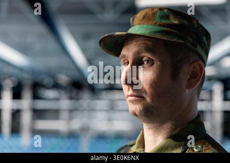 Nahaufnahme der Fehlerbehebung von Netzwerkproblemen durch Soldaten in einer sicheren Regierungseinrichtung. Experte für Informationstechnologie der Armee im Rechenzentrum, der Systemprotokolle auf potenzielle Sicherheitsverletzungen oder Anomalien analysiert Stockfoto