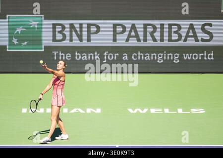 Indian Wells, Kalifornien, USA. März 2026. ARYNA SABALENKA aus Weißrussland spielt gegen Victoria Mboko aus Kanada während ihres Viertelfinalspiels bei den BNP Paribas Open im Indian Wells Tennis Garden am 12. März 2026 in Indian Wells, CA. (Credit Image: © Shelley Lipton/ZUMA Press Wire) NUR ZUR REDAKTIONELLEN VERWENDUNG! Nicht für kommerzielle ZWECKE! Stockfoto