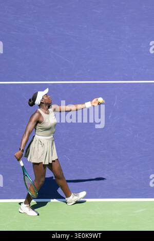 Indian Wells, Kalifornien, USA. März 2026. VICTORIA MBOKO aus Kanada spielt gegen Aryna Sabalenka aus Weißrussland während ihres Viertelfinalspiels bei den BNP Paribas Open im Indian Wells Tennis Garden am 12. März 2026 in Indian Wells, CA. (Credit Image: © Shelley Lipton/ZUMA Press Wire) NUR ZUR REDAKTIONELLEN VERWENDUNG! Nicht für kommerzielle ZWECKE! Stockfoto