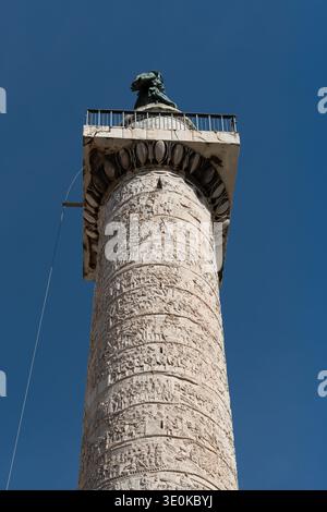Trajanssäule gegen blauen Himmel, Rom Italien Stockfoto