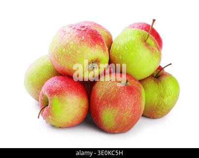 Ein frischer Haufen reifer roter und grüner Äpfel mit Wassertröpfchen, isoliert auf weißem Hintergrund. Ideal für gesunde Ernährung, Herbsternte und Ernährung Stockfoto