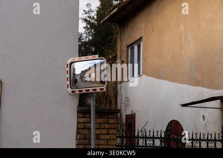 Straßenspiegel Reflektiert Die Enge Wohnallee Stockfoto
