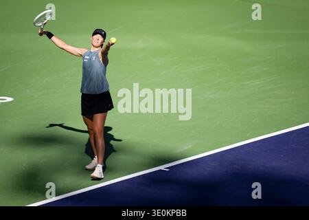 Indian Wells, Kalifornien, USA. März 2026. IGA SWIATEK aus Polen spielt gegen Elina Svitolina aus der Ukraine während ihres Viertelfinalspiels bei den BNP Paribas Open im Indian Wells Tennis Garden am 12. März 2026 in Indian Wells, CA. (Credit Image: © Shelley Lipton/ZUMA Press Wire) NUR ZUR REDAKTIONELLEN VERWENDUNG! Nicht für kommerzielle ZWECKE! Stockfoto