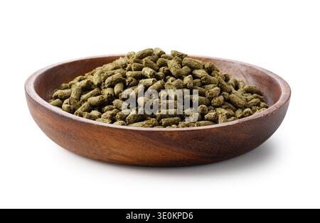 Kaninchenfutter Pellets in einer Holzschale isoliert auf weißem Hintergrund Stockfoto