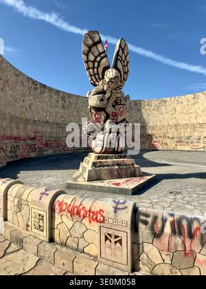 Graffiti, die von feministischen Demonstranten in Monumento a la Patria in Mérida, Mexiko, nach der Parade zum Frauentag hinterlassen wurden, in der Frauenmord und geschlechtsspezifische Gewalt angeprangert wurden Stockfoto