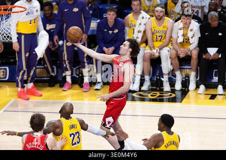 Los Angeles, Kalifornien, USA. März 2026. Chicago Bulls' Josh Giddey (3) geht am Donnerstag, den 12. März 2026, in Los Angeles bei einem NBA-Basketballspiel in der Crypto.com Arena gegen die Los Angeles Lakers in den Korb. (Kreditbild: © Ringo Chiu/ZUMA Press Wire) NUR REDAKTIONELLE VERWENDUNG! Nicht für kommerzielle ZWECKE! Stockfoto