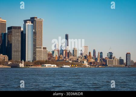 Jersey City, New Jersey, USA – 9. März 2026: Blick auf den Battery Park und Brooklyn über den Hudson River vom Liberty State Park. Stockfoto