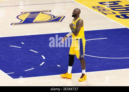 Los Angeles, Kalifornien, USA. März 2026. LeBron James (23) der Los Angeles Lakers steht am Donnerstag, den 12. März 2026 in Los Angeles bei einem NBA-Basketballspiel gegen die Chicago Bulls in der Crypto.com Arena. (Kreditbild: © Ringo Chiu/ZUMA Press Wire) NUR REDAKTIONELLE VERWENDUNG! Nicht für kommerzielle ZWECKE! Stockfoto