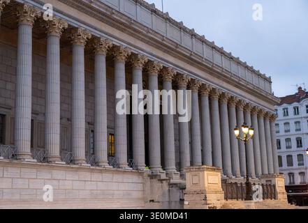 Außenansicht des Gerichtsgebäudes Palais de Justice mit neoklassischen Säulen in Lyon, Frankreich. Stockfoto