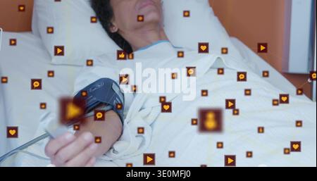 Lügende Frau mit blauem Kleid, die im Krankenhaus überwacht wird, mit Blutdruckmanschette und Kanüle, schwimmende Ikonen Stockfoto