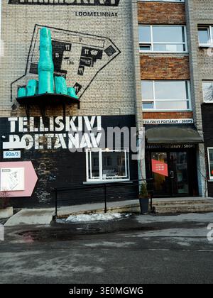 Eingang des kreativen Viertels Telliskivi Poetanav mit auffälligem grünem Handgemälde und Loomelinnak-Schild im Winter Tallinn Stockfoto