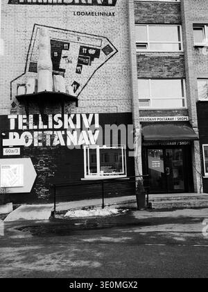 Schwarz-weißes Telliskivi Poetanav-Eingangsschild und Loomelinnak-Wandgemälde auf Backsteingebäude im Winter Tallinn Stockfoto