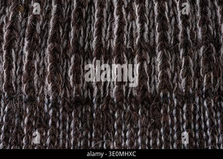 Dunkle Alpakawolle gestrickt Textil Makrostruktur Naturfaser Hintergrund Stockfoto