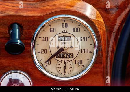 Oldtimer-Tachometer auf einem hölzernen Armaturenbrett in einem Oldtimer Stockfoto