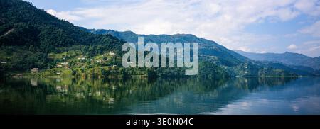 Ein Panoramablick auf Phewa Taal, im Zentrum Nepals, neben der Stadt Pokhara, Nepal. 2004 Stockfoto
