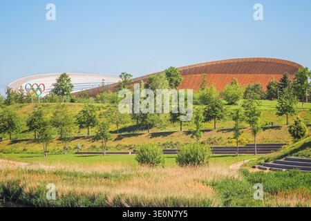London Olympic Rings und Lee Valley VeloPark im Queen Elizabeth Olympic Park in London, Großbritannien Stockfoto