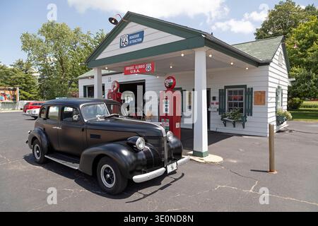Ein Oldtimer steht auf dem Vorplatz der Ambler's Texaco Tankstelle an der Route 66 in Dwight, Illinois. Stockfoto