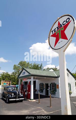 Ambler's Texaco Tankstelle an der Route 66 in Dwight, Illinois. Ein Oldtimer steht auf dem Vorplatz. Stockfoto